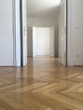 Schloss Schönbrunn Stabparkett im fischgrät Muster mit Randfries verlegt und die Oberfläche geschliffen und versiegelt