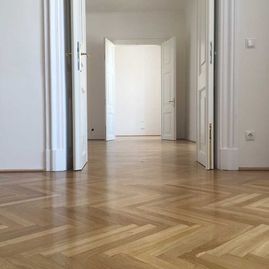 Schloss Schönbrunn Stabparkett im fischgrät Muster mit Randfries verlegt und die Oberfläche geschliffen und versiegelt