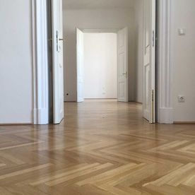 Schloss Schönbrunn Stabparkett im fischgrät Muster mit Randfries verlegt und die Oberfläche geschliffen und versiegelt