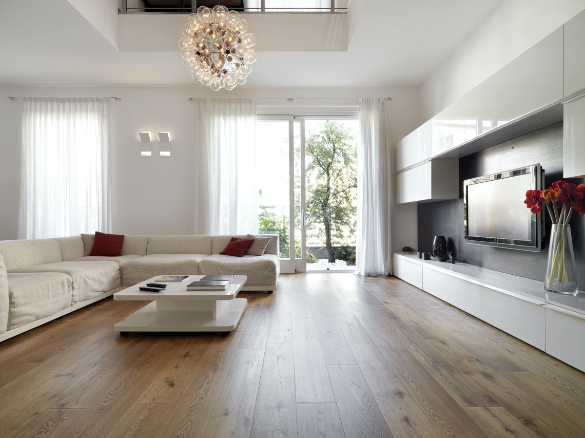 Holzdielenboden im Wohnzimmer mit weißen Möbeln