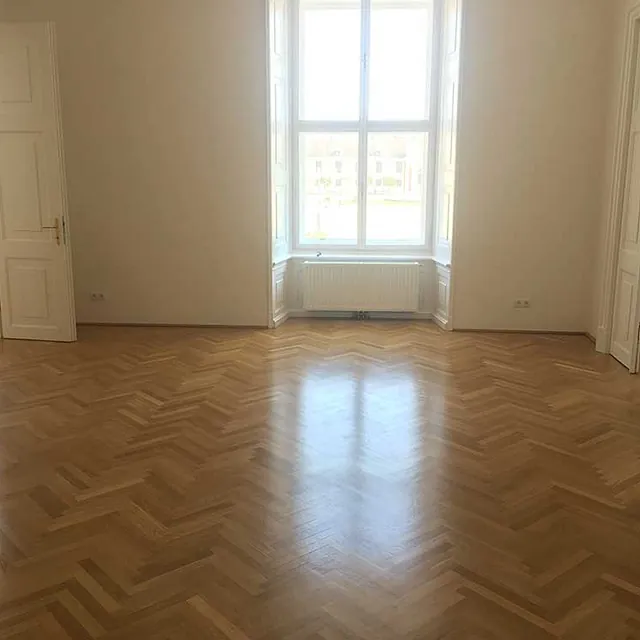 Schloss Schönbrunn Stabparkett im fischgrät Muster mit Randfries verlegt und die Oberfläche geschliffen und versiegelt